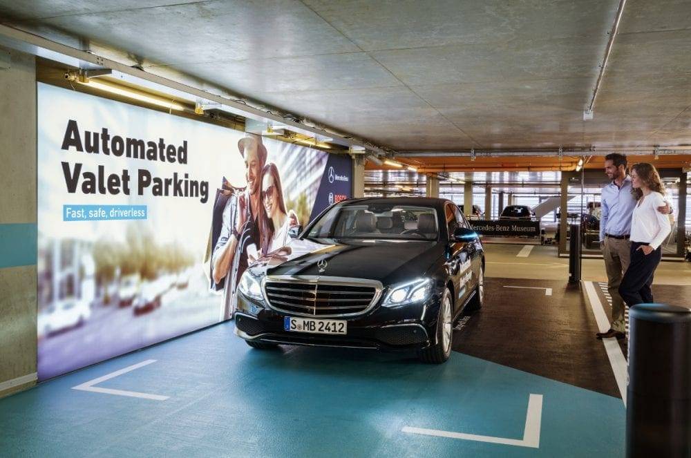 Parken mit einem Mercedes-Benz von Daimler und Sensoren von Bosch
